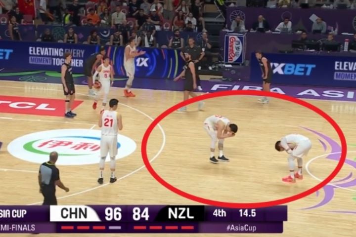 释放！打板三分命中后全队成功防守 赵睿&朱俊龙四手握拳喜极而泣