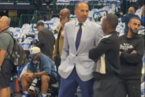 独行侠总经理尼克-哈里森和著名经纪人富保罗场边畅聊