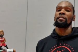 早点进场哦😃KD展示个人摇头娃娃：今天前3000名入场球迷将获赠